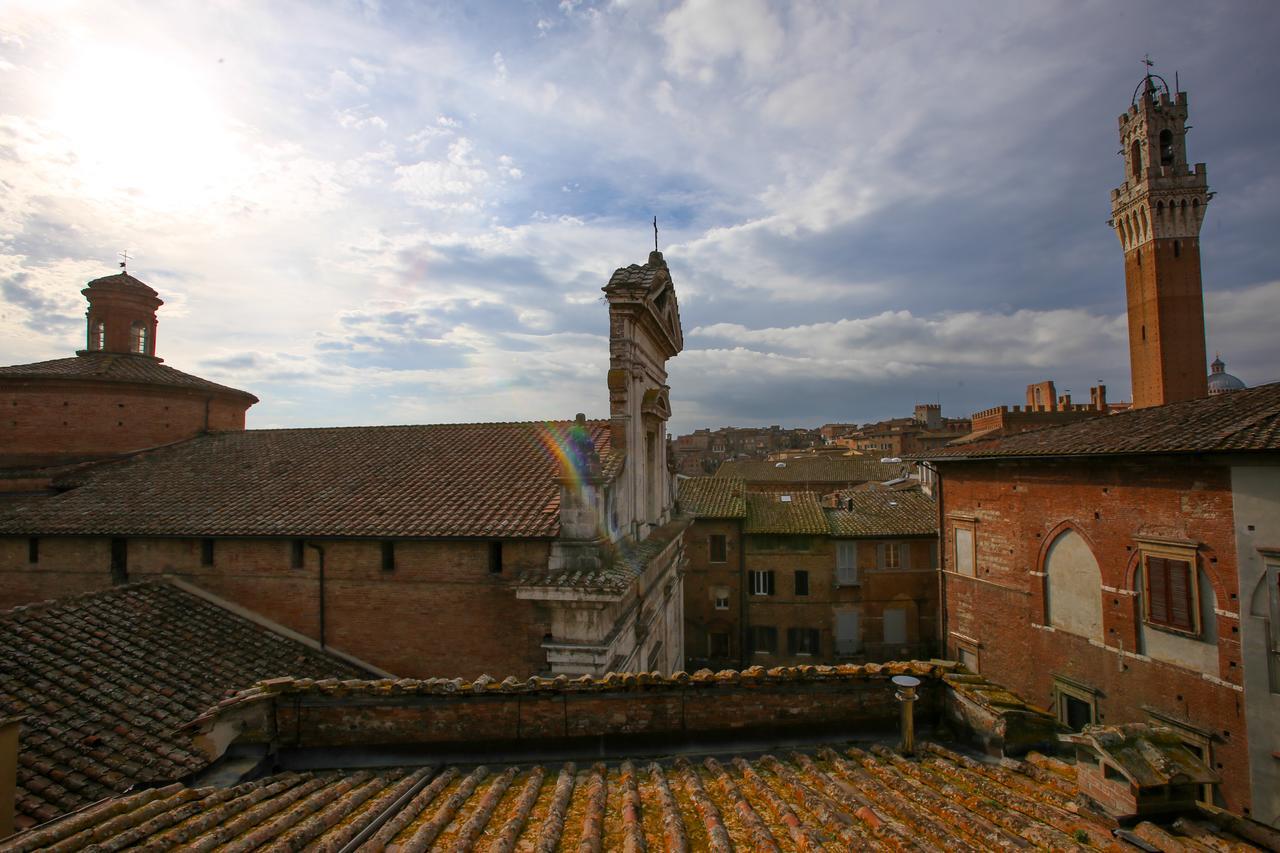 B&B Le Logge Luxury Rooms Siena Bagian luar foto